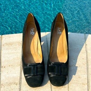 Black Pumps Size EU38 US7.5 Learher and Suede Bow Detail Front High Heel